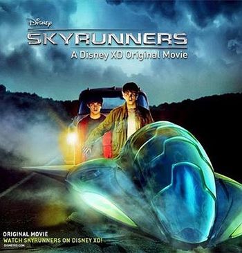 Смотреть фильм онлайн: Скользящие по небу / Sky runners